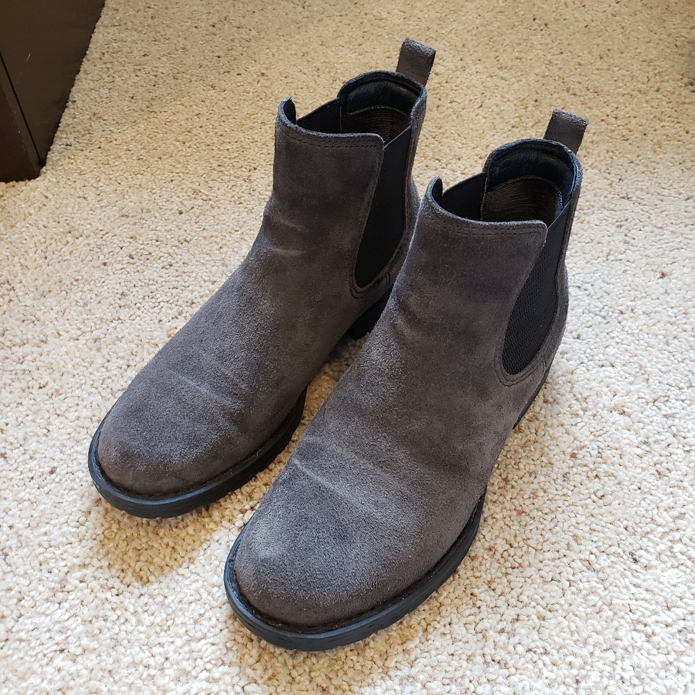 Born Chelsea Boot in Grey suede size 7.5